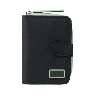 Billetera de color negro con vivos verdes marca totto.